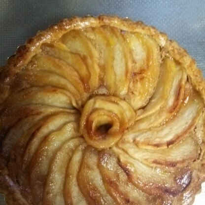 はじめに煮たためか、やわらかくなったりんごはタルト皿に並べやすかったです！風味付けにシナモンを使いました(>_<)